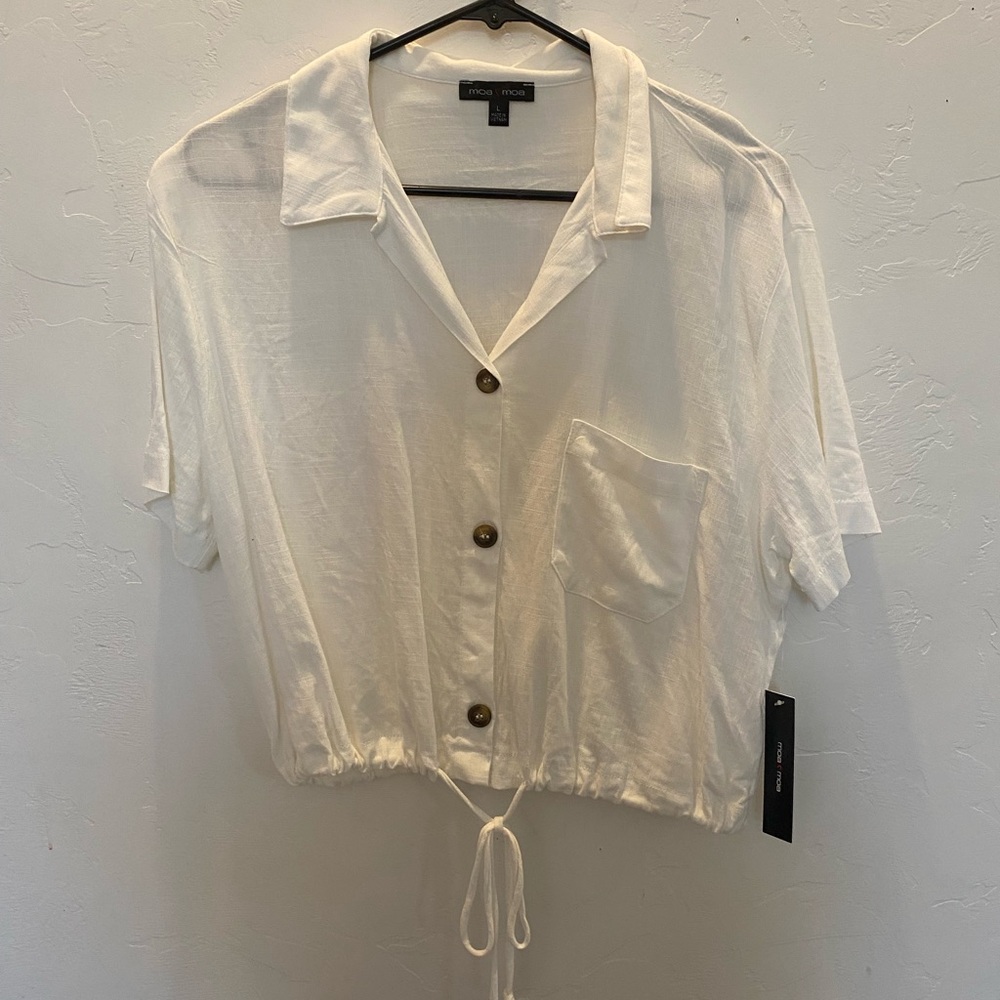 Beautiful Women’s White Button Up Top New!🤍
